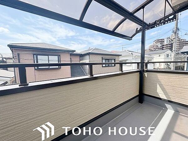 室内に明るい光と心地よい風を届ける、開放的な設計のバルコニー。手すり壁の仕様や配置により、外からの視線を適度に遮りながらも、日中の採光を効率よく取り込めるよう配慮された快適な空間です。
