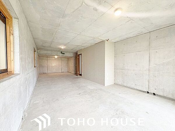 地下には多目的に使える広々とした倉庫スペースを完備！季節物の荷物やアウトドア用品の収納はもちろん、DIYなどの趣味部屋、自転車等のガレージなどライフスタイルに合わせて自由にご活用いただけます。