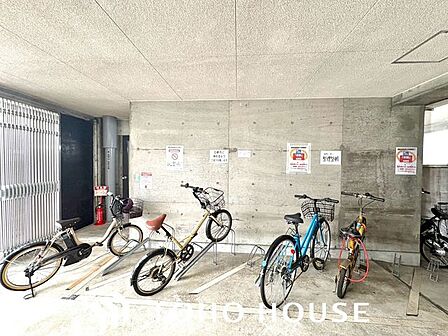 広さがしっかり確保された敷地内駐輪場。住まう方々に不便を感じさせないような、配慮が垣間見えます