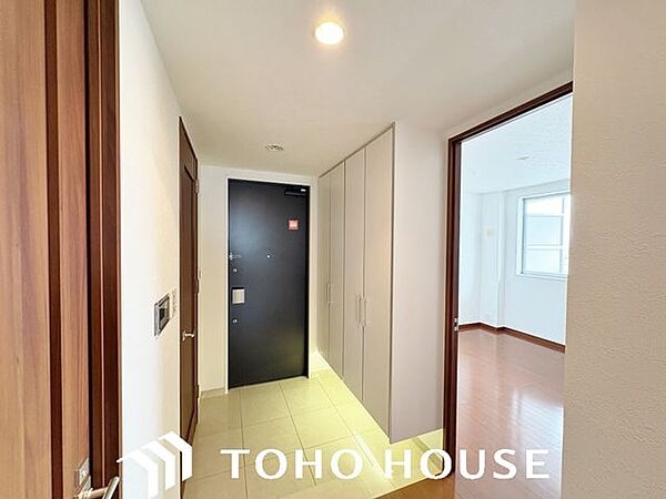 上質感漂う玄関と廊下。居住者の帰り、訪れる方を優しく迎える・安らぎに満ちた生活空間を予感させる。健やかな暮らしを楽しめそう。