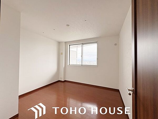 日照に恵まれたお部屋。柔らかい自然光で朝目覚める暮らしが送れるだろう。また、機能的なクローゼットを配置して、片付いた空間も実現出来そう。