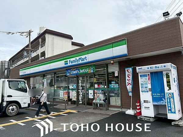 ファミリーマート吹田山田南店 徒歩9分。 660m
