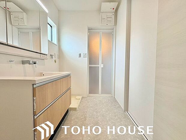 十分な大きさの洗面台は、身だしなみチェックや歯磨きなど、朝の慌ただしい時間でもホテルライクなスペースで余裕とゆとりを感じて頂けます。