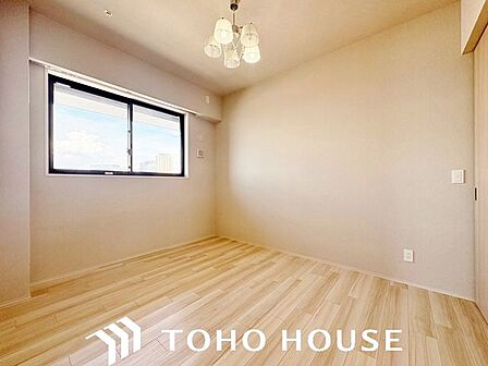 子ども部屋、書斎、あるいはゲストルームなど、ご家族のライフスタイル変化に合わせて多目的に使える洋室。無駄のないシンプルな形状だからこそ、用途を選ばずフレキシブルに活用可能です。