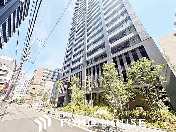 落ち着いたカラーリングと直線的なフォルムが目を引く、モダンな外観デザイン。周囲の環境に調和するスタイリッシュな佇まいで、外壁の質感が建物の堅牢さとクオリティを感じさせる仕上がりです。