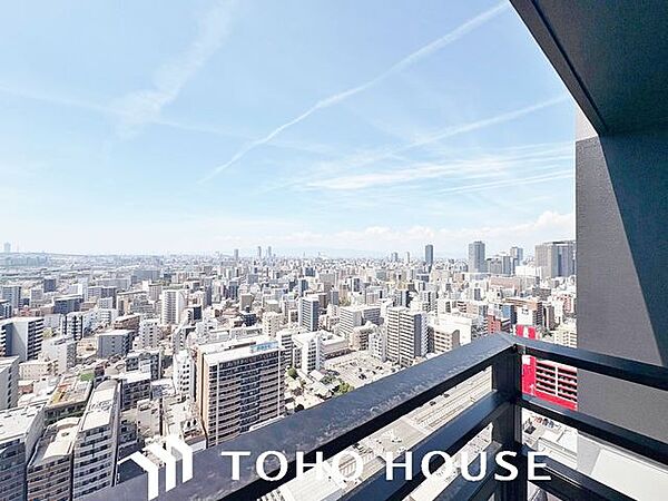 前面に極端な遮蔽物がなく、程よい開放感を確保した窓からの眺望。外からの視線が直接気になりにくい配置（または距離感）が保たれており、室内にいながら周囲の落ち着いた住環境を確認できる安心の景色です。