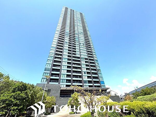 重厚感溢れるエントランスは、マンションの一つの特徴でもあります。その穏やかな佇まいに、訪れる方々は圧倒されるはず。オーナーとしてのステータスと市内アクセスの利便性を貴方の手に。