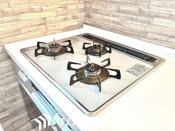 複数のおかずを同時進行で作れる便利な3口ガスコンロ。お料理の時短に繋がり、毎日の家事負担を大きく軽減します。汚れがサッと拭き取れるフラットな天板でお手入れもラクラクです。