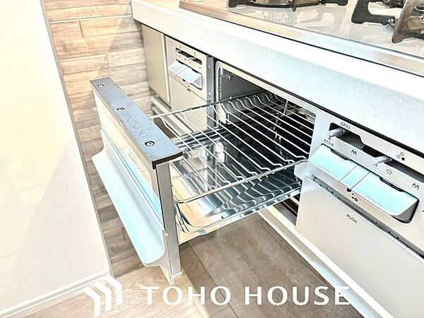 奥の調理器具もサッと取り出しやすいスライド式収納を採用。重いフライパンやお鍋もたっぷり収納でき、キッチン周りがいつでもスッキリと美しく片付きます。