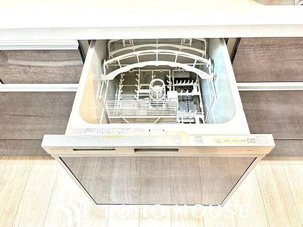 毎日の面倒な食器洗いをサポートするビルトイン食器洗い乾燥機。手洗いよりも節水効果があり、高温洗浄で油汚れもスッキリ。食後の家族団らんの時間をゆったり楽しめます。