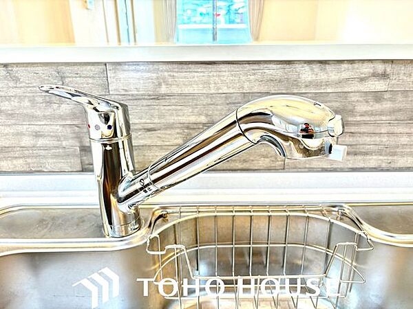 いつでも美味しいお水が飲める浄水器一体型水栓。引き出し式のシャワーヘッドは、シンクの隅々まで洗い流したり、大きなお鍋に浄水を注ぐ際にもストレスがなく大変便利です。