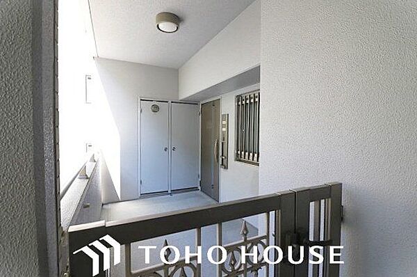 段差を抑えたフラットな設計が特徴的な、機能性の高いマンションの玄関内。備え付けのシューズボックスにより限られた空間を有効活用でき、常に清潔感のあるスッキリとした状態をキープしやすい設計です。