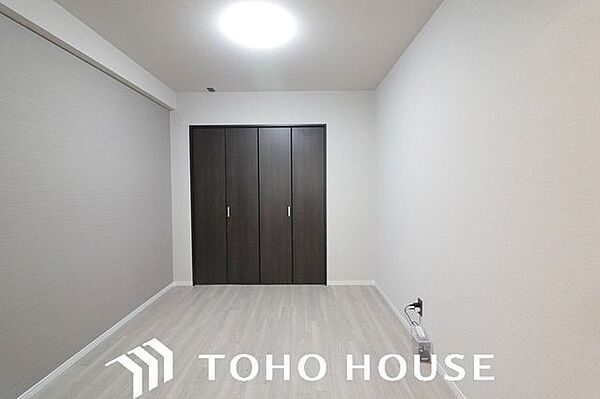 一日の疲れを癒やすのにふさわしい、落ち着いた雰囲気が魅力の洋室。十分な居住性を確保しており、ベッドを配置しても圧迫感を感じにくいため、ご家族がゆったりとリラックスして過ごせる設計です。
