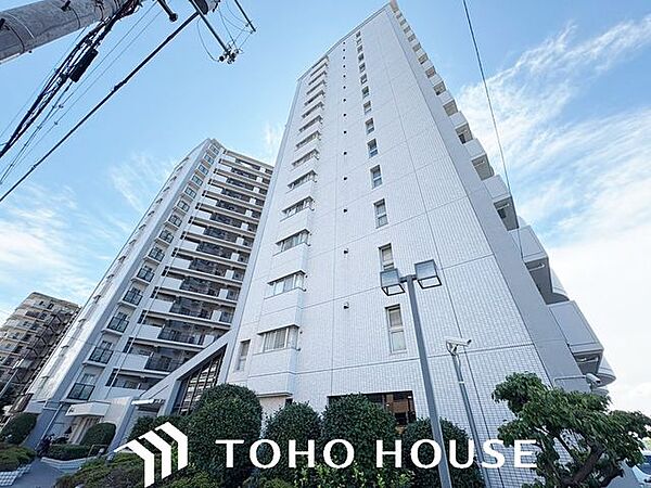 モダンなサイディングやアクセントカラーを効果的に配した、意匠性の高い外観デザイン。細部の部材やサッシの配置にまでこだわることで、シンプルながらも単調にならない立体的な美しさを表現しています。