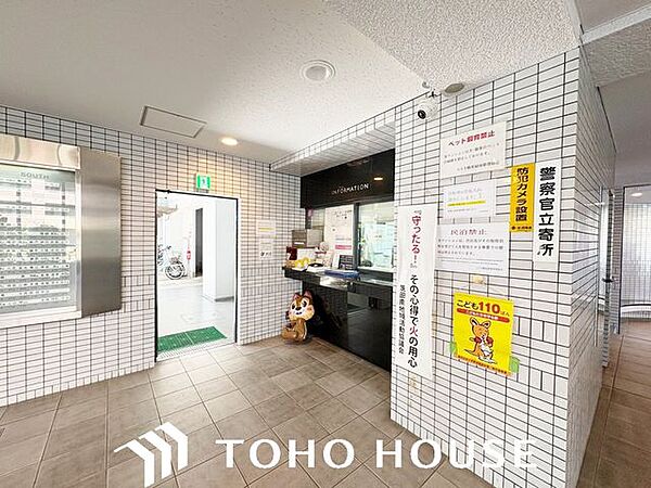 床面やガラス類が綺麗に維持されており、日頃の丁寧な巡回・清掃体制が窺えるエントランス。共有部が常に清潔に保たれていることは、物件全体の良好な管理状態と購入後の安心感を示す重要な要素です。