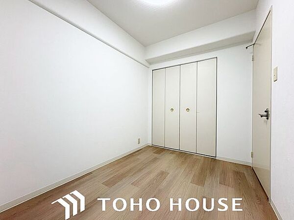 窓からの採光をしっかりと確保した明るい洋室。日中は自然光が室内に心地よく行き渡り、爽やかな空間を演出します。毎日の目覚めを心地よく迎えられるため、主寝室としての利用にもおすすめです。