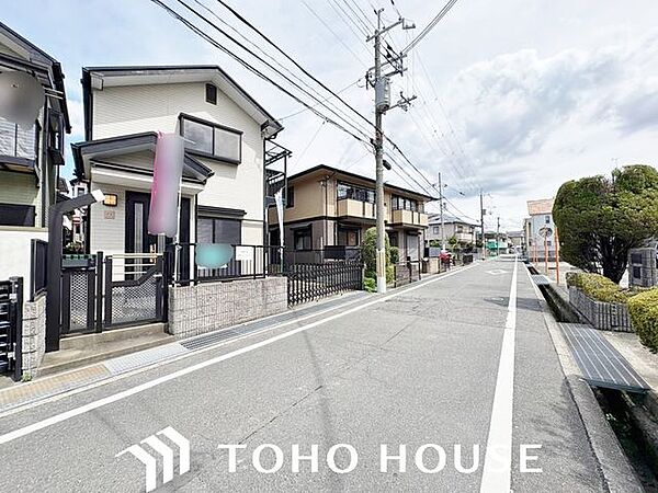 前面道路はゆとりのある幅員約6.0m！お車の出し入れもスムーズに行えます。周辺は閑静な住宅街で、小さなお子様がいるご家庭も安心の住環境です。ぜひ実際の広さを現地でご体感ください。