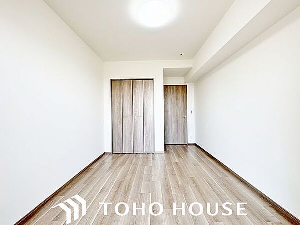 【洋室】心と体をゆったりと安らげる主寝室。寝室のゆとりが大きい分だけ、暮らしの安らぎは深まります。