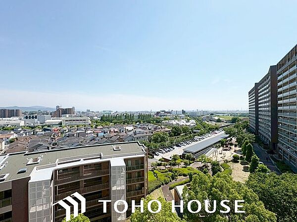 【バルコニー(眺望)】手を伸ばせば、ふれることが出来そうな環境が、そのままインテリアになったような素晴らしいロケーションです。