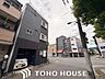 その他：陽光を効率よく取り込めるよう、窓の配置や建物の形状に配慮された設計。外からの視線を適度に遮りながらも、室内に明るい光と心地よい風を届ける工夫が外観デザインからも見て取れます。