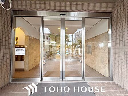 床面やガラス類が綺麗に維持されており、日頃の丁寧な巡回・清掃体制が窺えるエントランス。共有部が常に清潔に保たれていることは、物件全体の良好な管理状態と購入後の安心感を示す重要な要素です。