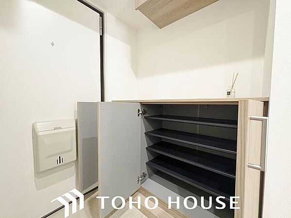 段差を抑えたフラットな設計が特徴的な、機能性の高いマンションの玄関内。備え付けのシューズボックスにより限られた空間を有効活用でき、常に清潔感のあるスッキリとした状態をキープしやすい設計です。