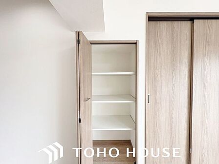 可動棚(または固定棚)が配備され、高さを調節しながら無駄なく荷物を詰め込める機能的な物入れ。散らかりがちな日用品のストックや掃除用具などを一箇所に集約できるため、住まい全体の美観をキープできます。