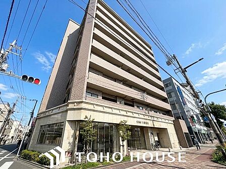周囲の街並みと美しく調和する、洗練されたデザインの外観。飽きのこないシンプルなカラーリングとスタイリッシュなフォルムが、住まいとしてのクオリティの高さと落ち着いた佇まいを演出します。