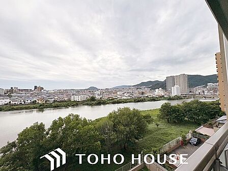 前面に極端な遮蔽物がなく、程よい開放感を確保した窓からの眺望。外からの視線が直接気になりにくい配置(または距離感)が保たれており、室内にいながら周囲の落ち着いた住環境を確認できる安心の景色です。