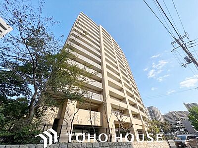 外観:周囲の街並みと美しく調和する、洗練されたデザインの外観。飽きのこないシンプルなカラーリングとスタイリッシュなフォルムが、住まいとしてのクオリティの高さと落ち着いた佇まいを演出します。 外観:周囲の街並みと美しく調和する、洗練されたデザインの外観。飽きのこないシンプルなカラーリングとスタイリッシュなフォルムが、住まいとしてのクオリティの高さと落ち着いた佇まいを演出します。