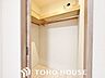 室内：日常使いの小物から季節ごとのアイテムまで、用途に合わせてスッキリと整理整頓ができる便利な収納スペース。