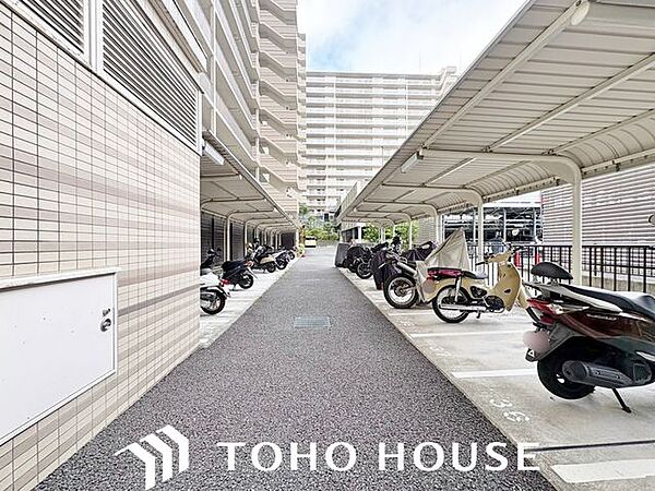 マンション内にバイク置き場完備。忙しい朝にも便利です。
