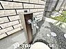 設備：共用部分などでの清掃作業や、ちょっとした水仕事に役立つ屋外水栓です。常にきれいな住環境を維持しやすく、ペットの足洗い場など、ご家族のライフスタイルに合わせて多彩に活用できる設備です。
