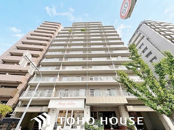 陽光を効率よく取り込めるよう、窓の配置や建物の形状に配慮された設計。外からの視線を適度に遮りながらも、室内に明るい光と心地よい風を届ける工夫が外観デザインからも見て取れます。