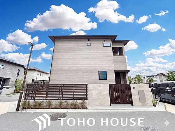 ~デザイナーズ住宅~外観は力強い壁と大きく張り出した軒を特徴とし、重厚感と風格を持たせました。内観はシンプルとし、広がりを感じる空間となるようにデザインする事で高級感をもたせました。※CG加工あり
