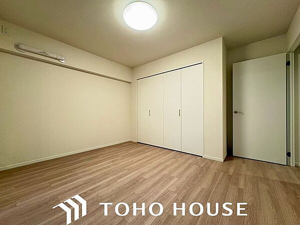 【約8.4帖洋室】主寝室に最適な最も広い洋室。フローリングやクロスが張り替えられ、新築のように綺麗な室内です。クローゼットも備わっており、ご夫婦の衣類もスッキリ収納できます。