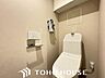 トイレ：トイレも新品に交換済みです！フロアタイルやクロスも一新され、毎日使う場所だからこそ清潔感にこだわりました。すぐにお引き渡し可能で、新生活を気持ちよくスタートできます。