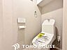 トイレ：ホワイトを基調とした、清潔感あふれるシンプルなトイレ空間。限られたスペースながらも、お手入れのしやすい床材やクロスが採用されており、日々の掃除がスムーズに行える機能的な造りに仕上がっています。
