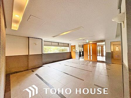 毎日の行き帰りで必ず通行する、住まいの顔となるエントランス空間。流行に左右されないオーソドックスでシンプルな設計となっており、居住者や訪れる人々を落ち着いた雰囲気でスムーズに迎え入れます。