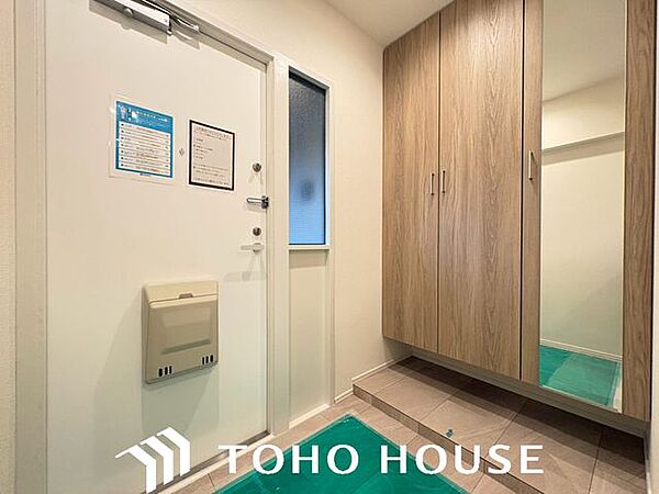 建具や玄関収納も新しく交換された、明るく清潔感のある玄関スペース。たっぷりと靴をしまえる収納を備えており、いつでも綺麗な玄関でお客様をお迎えすることができます。