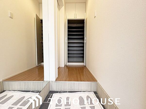 「行ってきます」と「ただいま」は、この玄関から始まります。清潔感のある空間を保てるよう、収納スペースを広く設けておりますので、たくさんある靴もすべて収納して頂け、玄関をスッキリ綺麗な空間に纏めます。