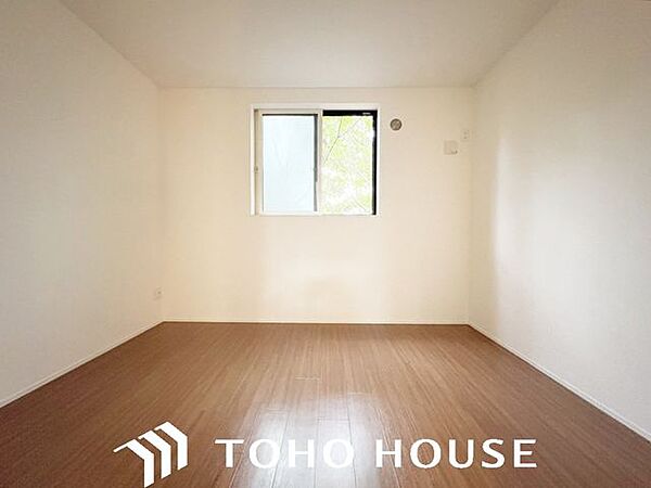 住まう方自身でカスタマイズして頂けるように「シンプル」にデザインされた室内。家具やレイアウトでお好みの空間を創り上げられます。