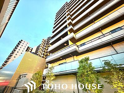 外観:2026年5月築、鉄筋コンクリート造15階建。総戸数285戸のスケールメリットを活かした存在感のあるフォルム。駅前のランドマークにふさわしい洗練された外観デザインです。 外観:2026年5月築、鉄筋コンクリート造15階建。総戸数285戸のスケールメリットを活かした存在感のあるフォルム。駅前のランドマークにふさわしい洗練された外観デザインです。