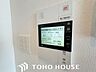 設備：訪問者の顔と声を確認できる「モニター付インターホン」を設置。エントランスのオートロックと連動しており、不審者の侵入を防ぎやすく、お子様のお留守番や女性の一人暮らしでも安心感があります。
