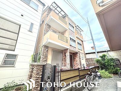外観:レンガ調のアクセントが印象的な外観デザイン。周辺環境にも馴染む、落ち着いた雰囲気の佇まいです。 外観:レンガ調のアクセントが印象的な外観デザイン。周辺環境にも馴染む、落ち着いた雰囲気の佇まいです。