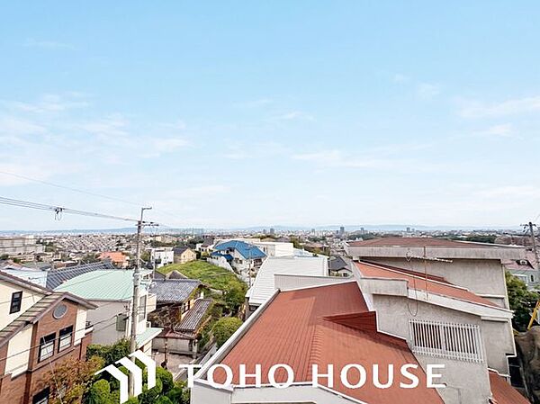 前面に極端な遮蔽物がなく、程よい開放感を確保した窓からの眺望。外からの視線が直接気になりにくい配置（または距離感）が保たれており、室内にいながら周囲の落ち着いた住環境を確認できる安心の景色です。