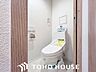 トイレ：ホワイトを基調とした、清潔感あふれるシンプルなトイレ空間。限られたスペースながらも、お手入れのしやすい床材やクロスが採用されており、日々の掃除がスムーズに行える機能的な造りに仕上がっています。