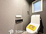 トイレ：ホワイトを基調とした、清潔感あふれるシンプルなトイレ空間。限られたスペースながらも、お手入れのしやすい床材やクロスが採用されており、日々の掃除がスムーズに行える機能的な造りに仕上がっています。