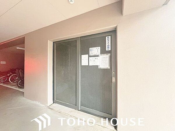 マンション敷地内にゴミ捨て場がございます。雨の日に濡れることなく捨てれるのでストレスなく生活できます。