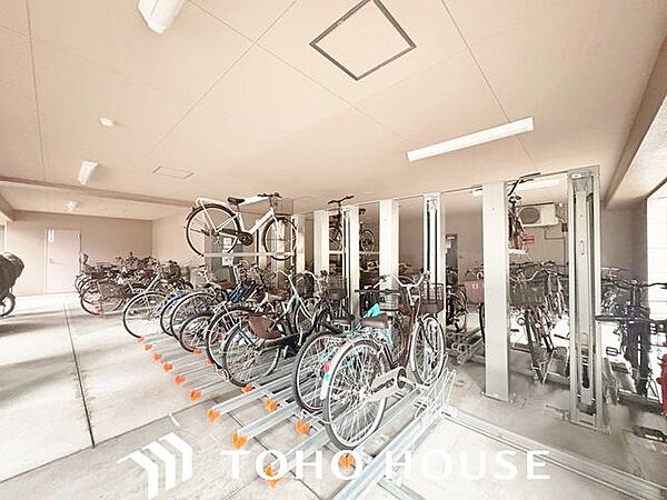 屋根が設置された整然とした駐輪スペース。大切な自転車を雨や直射日光から守り、傷みを軽減します。敷地内にしっかり確保されているため、毎日の通勤・通学や近隣へのちょっとしたお出かけもスムーズです。